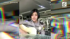 Bripda Nindy mengundang pujian warganet lantaran suaranya yang bening. Menyanyikan lagu salahkan aku terlalu mencintaimu dengan gitar.