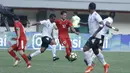 Gelandang timnas Indonesia, Irfan Bachdim, berusaha melewati pemain Fiji pada laga persahabatan di Stadion Patriot, Bekasi, Sabtu, (2/9/2017). Skor berakhir imbang 0-0. (Bola.com/M Iqbal Ichsan)