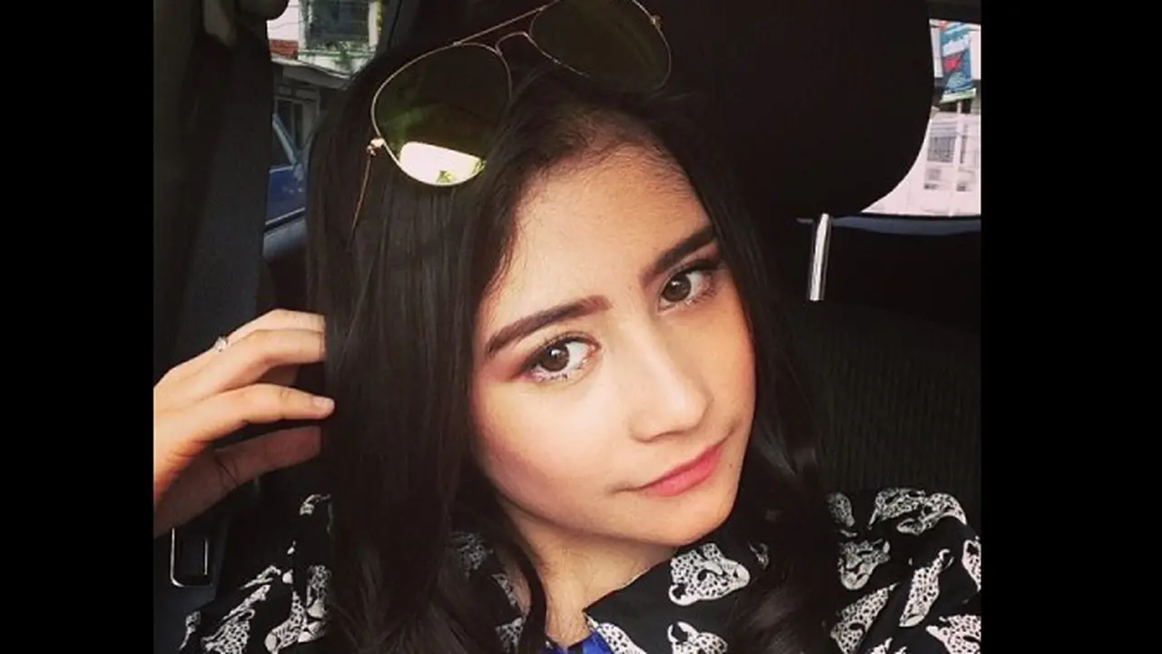 Salam Satu Jari Prilly Latuconsina