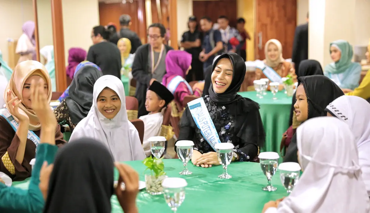 Dalam kesempatan kali itu, terlihat jiwa sosial yang dimiliki para finalis ketika berinteraksi langsung dan berbagi pengalaman dengan anak-anak panti asuhan tersebut. Serta ada juga pemberian bingkisan untuk mereka. (Adrian Putra/Bintang.com)