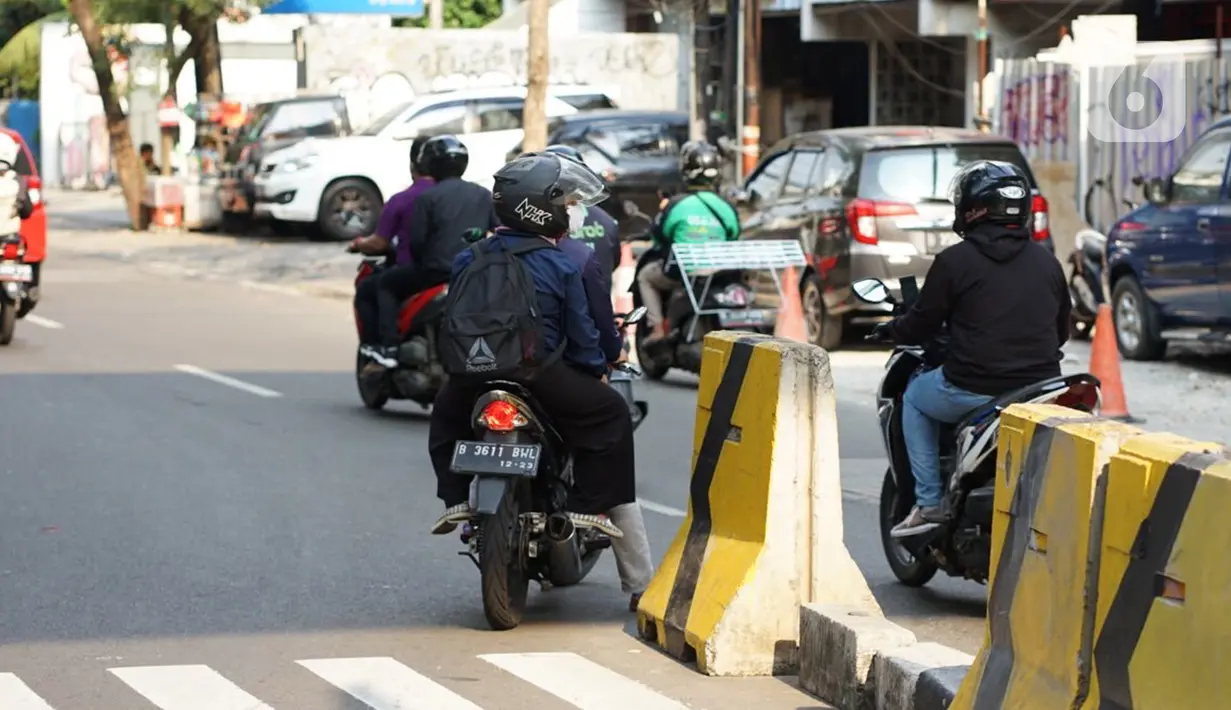 <p>Pengendara sepeda motor melawan arus saat melintas di kolong Stasiun MRT Blok A, Jakarta, Selasa (29/9/2020). Kurangnya sanksi tegas bagi pelanggar lalu lintas membuat sebagian pemotor nekat melawan arus di jalur satu arah itu, meski dapat membahayakan keselamatan. (Liputan6.com/Immanuel Antonius)</p>