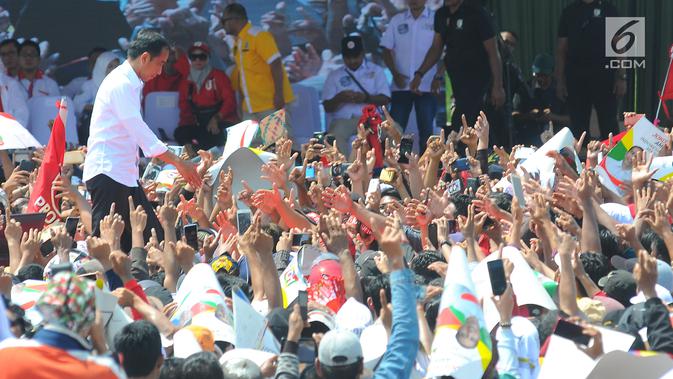 Capres 01 Joko Widodo bersalaman dengan pendukungnya saat kampanye terbuka di Kabupaten Cirebon, Jumat (5/4). Jokowi mengajak masyarakat Cirebon, untuk datang ke TPS dan meminta masyarakat untuk mencoblos surat suara yang fotonya memakai baju putih. (Liputan6 com/Angga Yuniar)