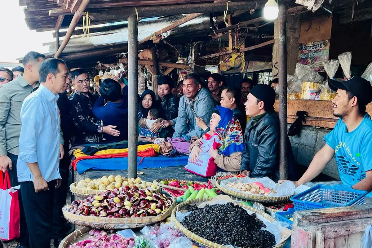 Presiden Joko Widodo atau Jokowi meninjau langsung harga sejumlah komoditas pangan di Pasar Tanjungsari, Kabupaten Sumedang, Provinsi Jawa Barat, Selasa (11/7/2023).