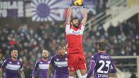 Kiper Fiorentina, Piertro Terracciano menangkap bola di laga Fiorentina vs AC Milan. (Foto: Istimewa)