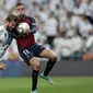 Bek Real Madrid, Nacho berebut bola dengan pemain Osasuna, Robert Ibanez pada lanjutan pertandingan La Liga di stadion Santiago Bernabeu, Spanyol (25/9/2019). Dengan kemenangan ini Real Madrid ke Puncak Klasemen La Liga dengan poin 14. (AP Photo/Bernat Armangue)