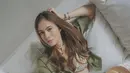 Kala liburan, kekasih Sabda Ahessa ini terlihat mengenakan bikini floral nuansa warna hijau, dipadukan dengan kemeja crop top warna olive, dan short pants warna putih. (Instagram/wulanguritno).