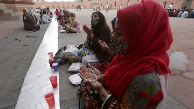 Buka Puasa Bersama di Masjid Bersejarah Badshahi