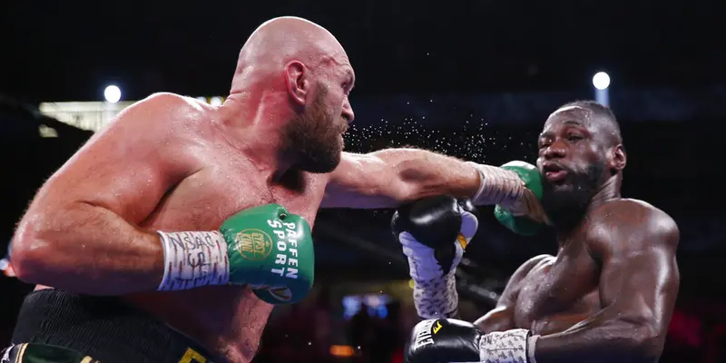 FOTO: Tyson Fury Pukul KO Deontay Wilder