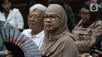 Terdakwa kasus dugaan korupsi pengadaan gas alam cair atau liquefied natural gas (LNG) di Pertamina pada tahun 2011-2014, Galaila Karen Kardinah alias Karen Agustiawan sesaat sebelum menjalani sidang lanjutan di Pengadilan Tindak Pidana Korupsi (Tipikor), Jakarta, Kamis (16/5/2024). (Liputan6.com/Herman Zakharia)