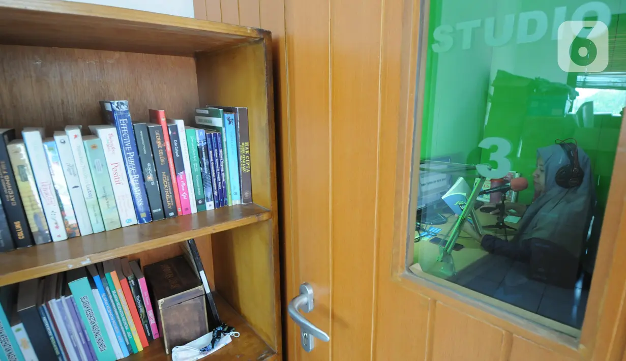 Staf menyelesaikan pembuatan audio buku di Yayasan Mitra Netra, Jakarta, Kamis (09/12/2021). Setiap tahunnya, sebanyak 200 buku huruf braille, 200 EPUB (electronic publication ePub) dan 300 audio diterbitkan bagi penyandang tuna netra se-Indonesia dengan bantuan donatur. (merdeka.com/Arie Basuki)