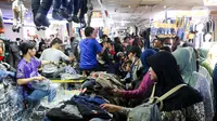 Salah satu pedagang mengatakan bahwa setiap menjelang Lebaran, Pasar Tanah Abang pasti akan dipadati pembeli dari berbagai daerah. (Liputan6.com/Herman Zakharia)