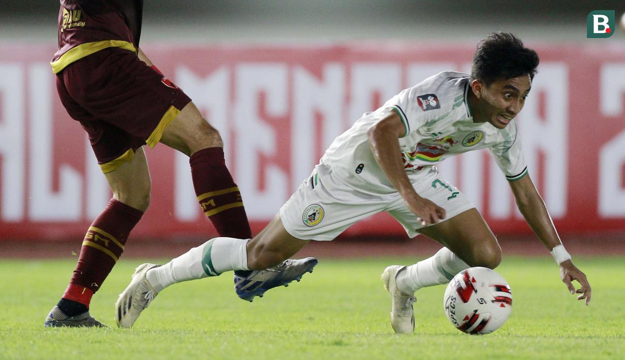 Pemain PS Sleman, Fitrah Ridwan, terjatuh saat berebut bola dengan pemain PSM Makassar pada laga perebutan juara tiga Piala Menpora 2021 di Stadion Manahan, Solo, Sabtu (24/4/2021). (Bola.com/M Iqbal Ichsan)