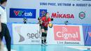 <p>Pemain Timnas bola voli putri Indonesia, Ratri Wulandari bersiap melakukan service saat menghadapi Filipina pada laga terakhir putaran pertama SEA V League 2023 di Vinh Phuc Gymnasium, Hanoi, Vietnam, Minggu (6/8/2023). Indonesia menang 3-0 (25-20, 25-17, 25-21) dan finis di tempat ketiga. (Dok. SEA V League 2023)</p>