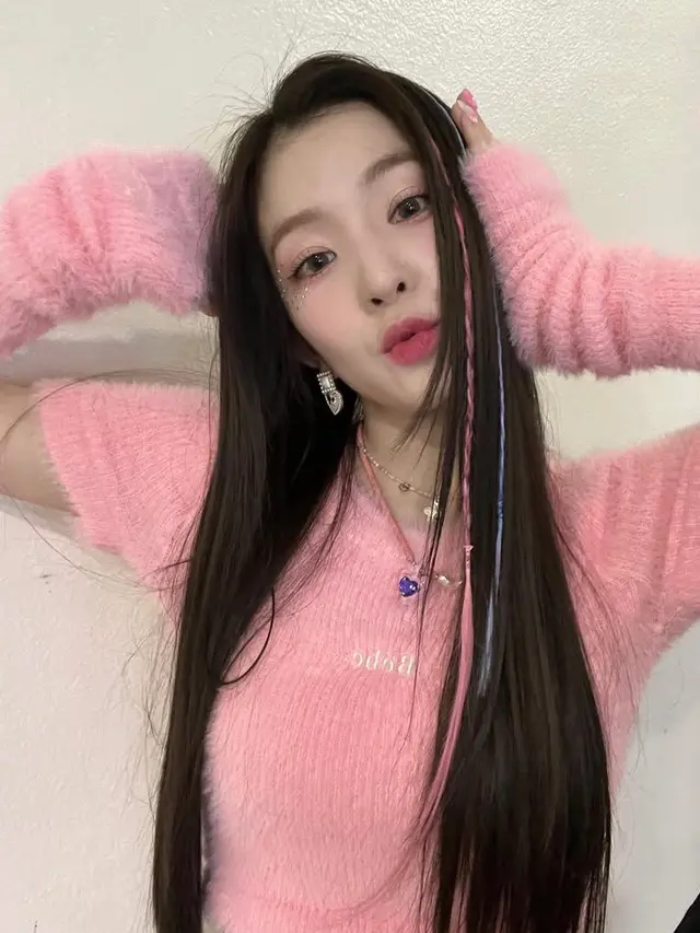 Inspirasi Outfit Valentine Pink ala Irene Red Velvet. [@renebaebae]