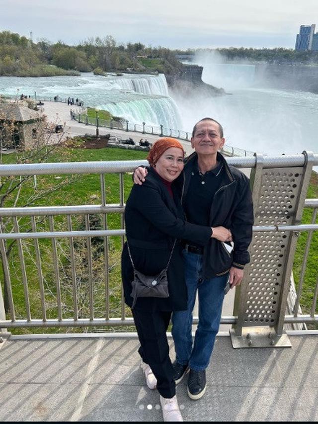 Dewi Yull diajak Surya Sahetapy ke Air Terjun Niagara, Amerika (Foto: Instagram dewiyullofficial/suryasahetapy)