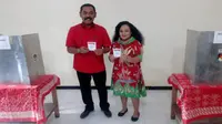 Wali Kota Solo, FX Hadi Rudyatmo dan istri menggunakan hak pilih di TPS 16 RT 002/RW 009, Pucangsawit, Kecamatan Jebres, Solo, Jawa Tengah, Rabu (27/6/2018). (Solopos/Nicolous Irawan)