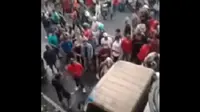 Sebuah truk tangki bermuata air menabrak kerumunan pesta karnaval Agustusan di Mojokerto. Akibat kecelakaan maut tersebut, tiga orang dilaporkan meninggal dunia, sementara belasan lainnya luka-luka. (Liputan6.com/ Dok Ist)