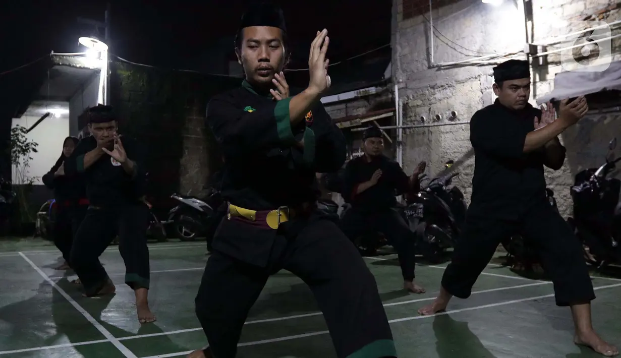 Sebagai wadah seni dan budaya, Sanggar Saung Dji’ih juga mengajarkan kepada anggotanya bela diri pencak silat Betawi. Menurut Bang Awi, pencak silat betawi bukan hanya olahraga untuk membela diri, ada banyak makna filosofis terkandung dalam setiap gerakannya. (Liputan6.com/Helmi Fithriansyah)