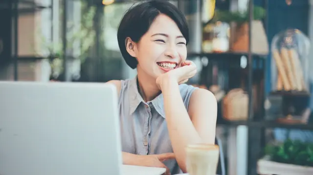 10 Sikap Perempuan yang Diam-Diam Menarik Perhatian Pria dengan Kecerdasan Emosional