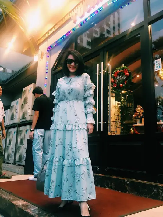 Lagi-lagi Kiki mengenakan dress berwarna biru muda. Untuk yang kali ini, terdapat aksen layer di bagian tangan dan bawahnya. Kiki membiarkan rambut pendeknya terurai cantik begitu saja. (Instagram/kikiamaliaworld)