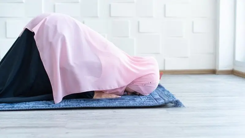 Ilustrasi Sholat, Tasbih, sujud sahwi Credit: shutterstock.com