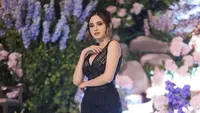 Syifa Hadju tampil dengan slit dress warna hitam dengan train warna kemerahan. Yang berhasil dipotret oleh photografer Vincent Himawan. @vincenthimawan