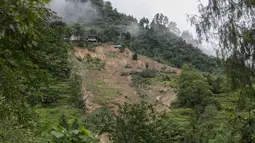 Foto dari udara memperlihatkan lokasi tanah longsor di Desa Liujing, Distrik Wulong, Chongqing, China (26/7/2020). Kondisi tanah yang longsor dalam bencana itu sendiri saat ini tidak stabil. Para pejabat setempat mengatakan sejauh ini 520 penduduk lokal sudah dievakuasi. (Xinhua/Huang Wei)