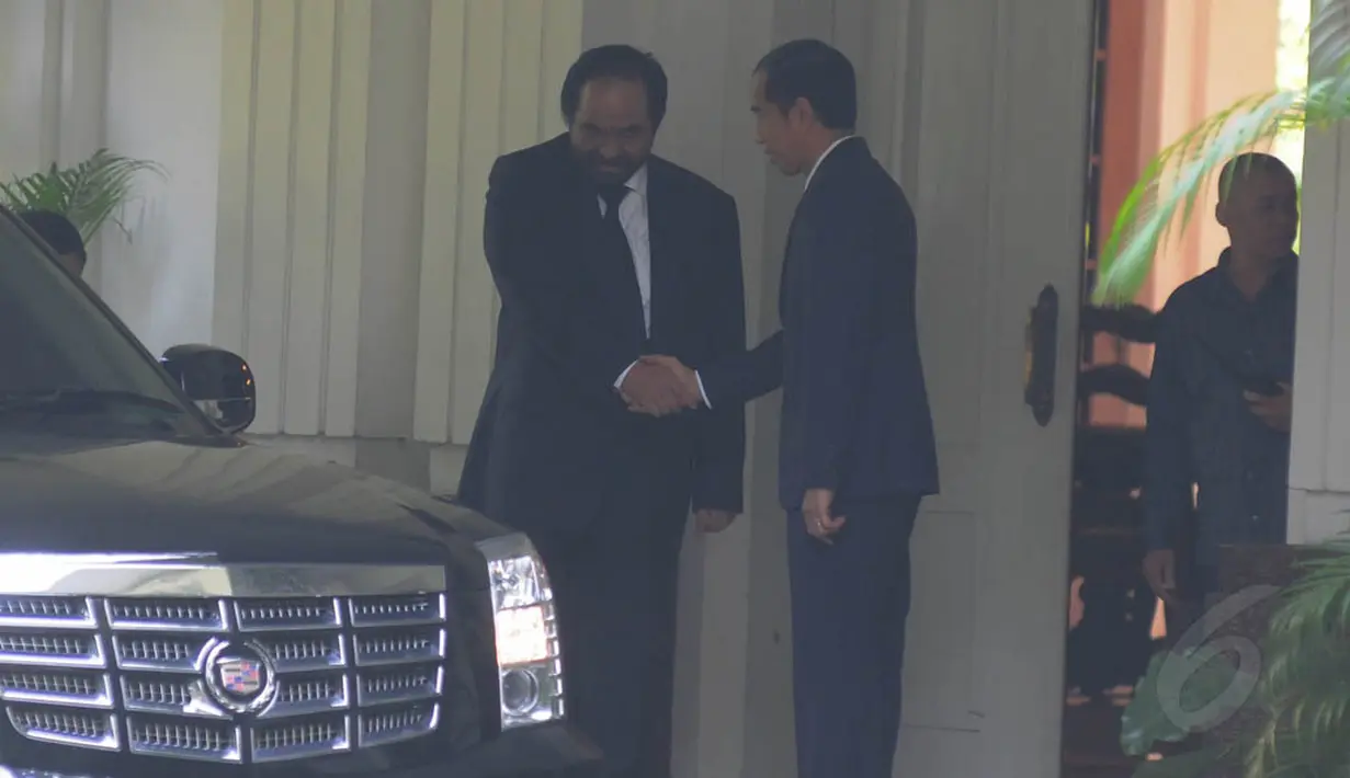 Sebelumnya, Ketua Umum Partai Nasdem Surya Paloh menemui Jokowi tiga jam menjelang pelantikan dan pengambilan sumpah di gedung DPR/MPR, Jakarta, (20/10/14). (Liputan6.com/Herman Zakharia) 