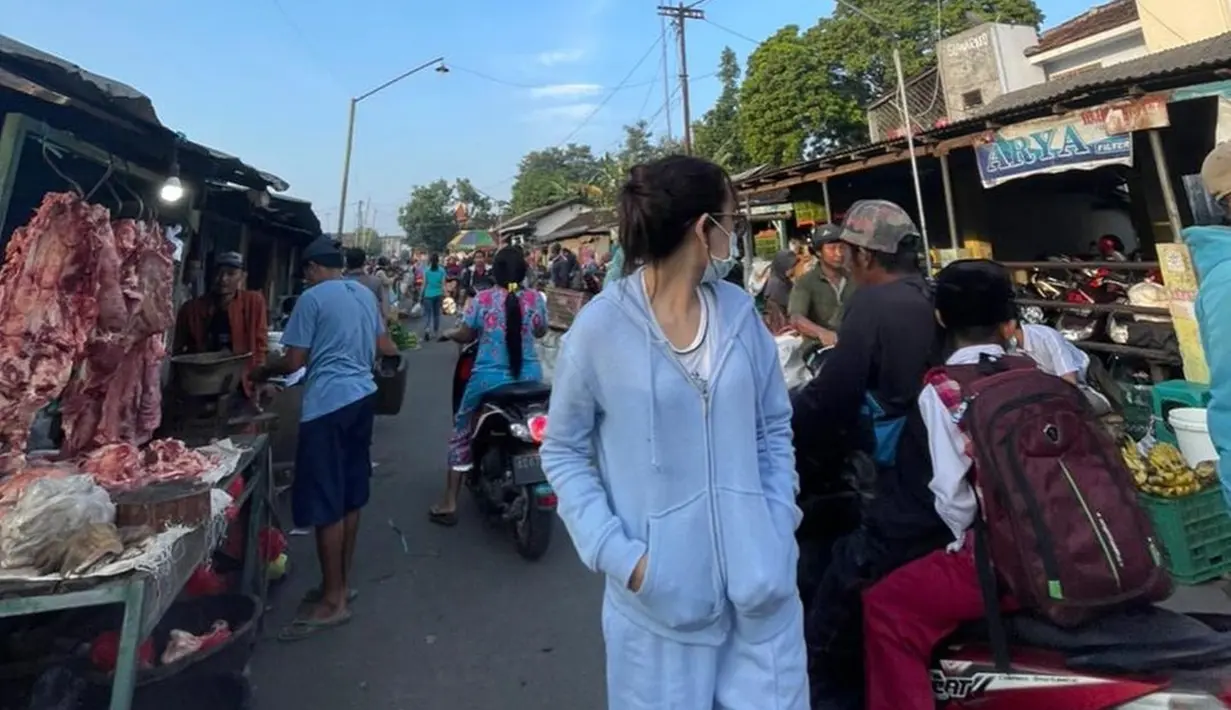 Keramaian pasar menjadi salah satu daya tarik tersendiri bagi Happy Asmara. Pemilik tinggi badan 164 cm tetap nyaman berbelanja di pasar meski di jalan banyak lalu lalang motor. Gaya santai Happy ini banjir pujian dari netizen. (Liputan6.com/IG/@happy_asmara77)