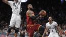 Bintang Cleveland Cavaliers, LeBron James (23)  menlakukan layup melewati hadangan para pemain Brooklyn Nets pada laga NBA basketball game di Barclays Center, (6/1/2017). Cavs menang 116-108. (AP/Frank Franklin II)