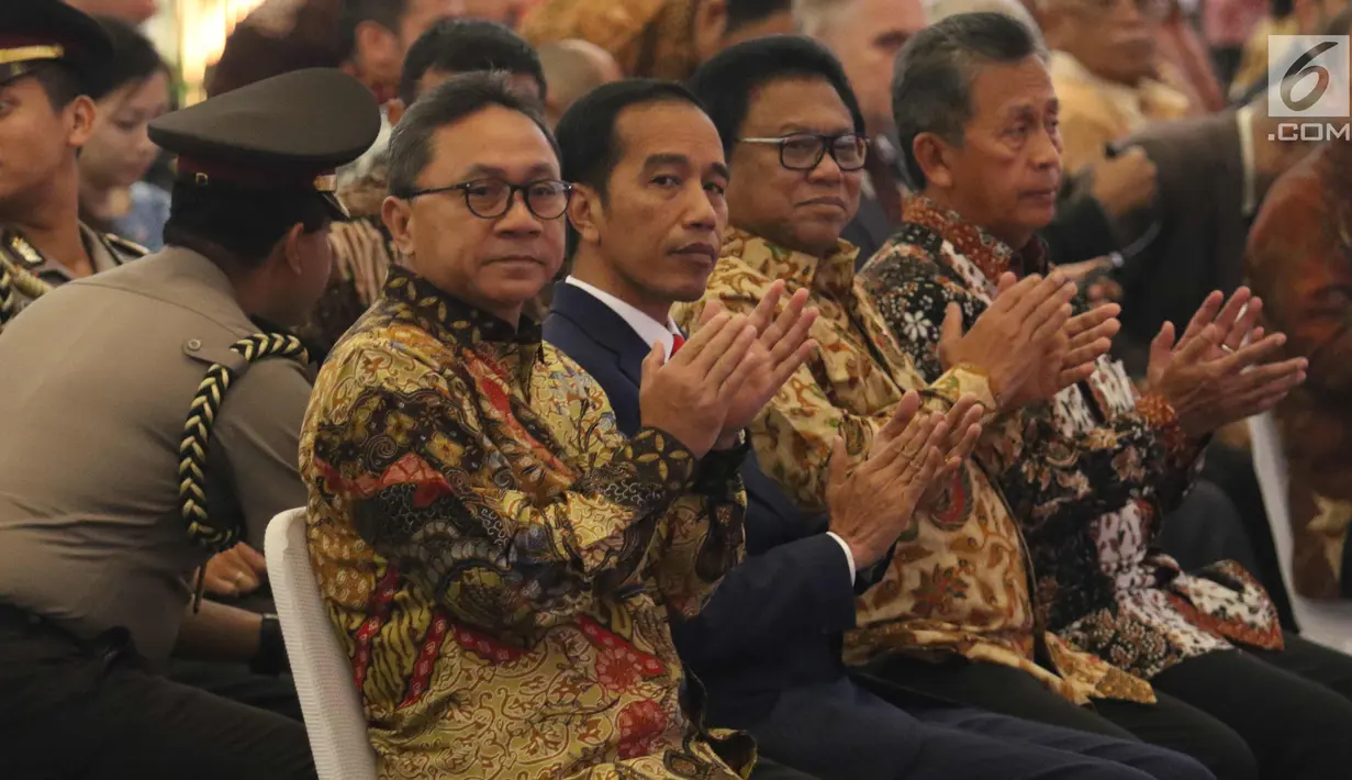 Presiden Joko Widodo didampingi oleh Ketua DPD Oesman Sapta Odang (kedua kanan) dan Ketua MPR Zulkifli Hasan (kiri) saat acara Sarasehan Nasional DPD RI di Senayan, Jakarta, Jumat (17/11). (Liputan6.com/Angga Yuniar)