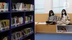 Pengunjung membaca buku di Perpustakaan dan Galeri Kota Bogor, Bogor, Jawab Barat, Senin (26/12/2022). Proyek yang merupakan hasil revitalisasi eks Gedung DPRD Kota Bogor itu baru mencapai 60 persen dan masih akan terus berkembang ke depannya. (Liputan6.com/Magang/Aida Nuralifa)