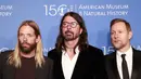 Personel Foo Fighters Taylor Hawkins, Dave Grohl dan Nate Mendel menghadiri The Museum Gala di American Museum of Natural History, New York City, Amerika Serikat, 18 November 2021. Foo Fighters sebetulnya dijadwalkan mentas di Kolombia. (KENA BETANCUR/AFP)