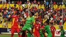 Bek Persebaya, Zulfiandi (16) berebut bola atas dengan pemain Semen Padang pada laga SCM Cup 2015 di Stadion Haji Agus Salim, Padang, Sabtu (17/1/2015). Persebaya unggul 1-0 atas Semen Padang. (Liputan6.com/Johan Tallo)