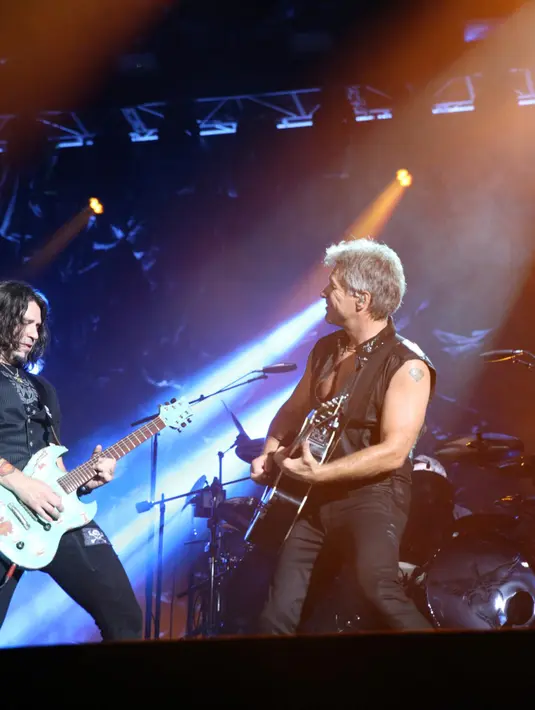 Aksi Jon Bon Jovi dan Phil X memainkan gitar di atas panggung membuat penonton semakin histeris. (Foto: Faizal Fanani/Liputan6.com)