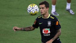 Philippe Coutinho mengontrol bola saat mengikuti sesi latihan sebelum melawan Bolivia pada kualifikasi Piala Dunia di Arena das Dunas Stadium, Natal, Brasil, (03/10/2016). (EPA/Macelo Sayao)