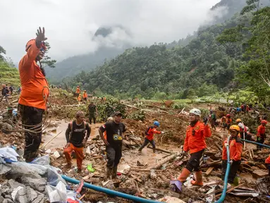 Tim SAR Gabungan mencari korban tanah longsor di Desa Kasimpar, Kecamatan Petungkriyono, Kabupaten Pekalongan, Jawa Tengah, Rabu (22/1/2025). (DEVI RAHMAN/AFP)