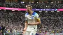 Penyerang Harry Kane merayakan gol kedua timnya yang dicetak ke gawang Senegal pada laga babak 16 besar Piala Dunia 2022 di Al Bayt Stadium, Senin (5/12/2022) dini hari WIB. Tiga gol kemenangan Inggris diciptakan oleh Jordan Henderson dan Harry Kane di babak pertama serta Bukayo Saka di paruh kedua pertandingan. (AP Photo/Frank Augstein)