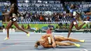  Pelari Belanda, Dafne Schippers, terjatuh setelah finis kedua dan meraih medali perak dalam final lari 200m putri Olimpiade Rio 2016 di Olympic Stadium, Rio de Janeiro, Brasil, (17/8/2016). (AFP/Adrian Dennis)