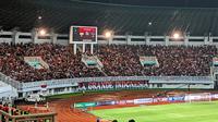 Puluhan ribu suproter Timnas Indonesia memadati Stadion Pakansari, Bogor saat bersua Curacao pada laga kedua FIFA Matchday, Selasa (27/9/2022) malam WIB. (Bola.com/Muhammad Adiyaksa)&nbsp;