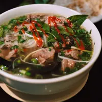 Perpaduan kaldu sapi, jahe, kayu manis, dan bunga lawang menghasilkan aroma khas pada pho. Dengan bahan yang mudah disiapkan, hidangan ini bisa dibuat sendiri untuk menemani waktu makan saat musim hujan. (Foto/Dok: Pexels)