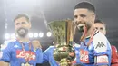 Pemain Napoli Lorenzo Insigne memegang trofi setelah timnya mengalahkan Juventus pada final Coppa Italia di Olympic Stadium, Roma, Italia, Rabu (17/6/2020). Napoli menjadi juara Coppa Italia 2019-2020 setelah mengalahkan Juventus lewat drama adu penalti. (Filippo MONTEFORTE/AFP)