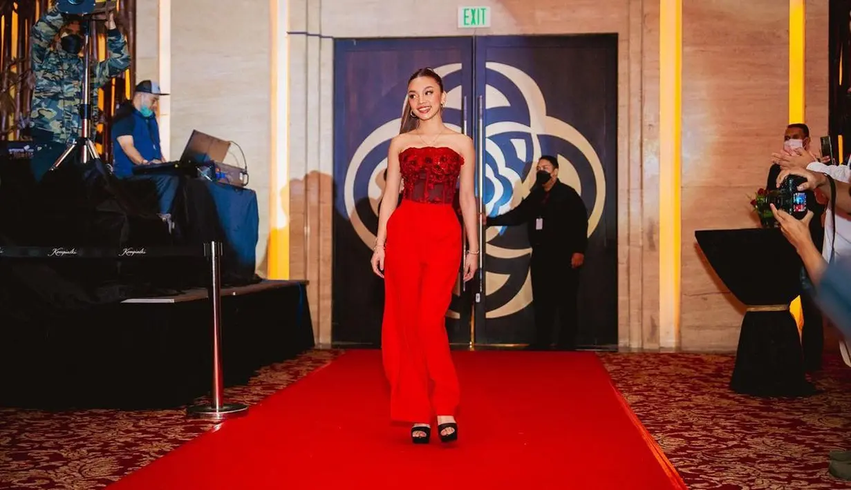 Gaya dengan jumpsuit merah juga jadi pilihan Naura Ayu. Kali ini dengan aksen renda hitam pada bagian atasnya [@nauraayu]