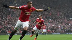 Gelandang Manchester United, Anthony Martial, merayakan gol yang dicetaknya ke gawang Tottenham pada laga Premier League di Stadion Old Trafford, Manchester, Minggu (28/10/2017). MU menang 1-0 atas Tottenham. (AFP/Oli Scarff)