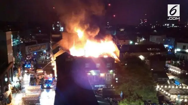Kebakaran besar terjadi di sebuah pasar di London utara, Camden Lock Market. Sebanyak 70 petugas dan 10 unit mobil pemadam dikirim ke lokasi yang merupakan daya tarik wisata populer di London.