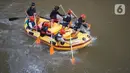 Anggota Federasi Arung Jeram Kota Depok (FAJI) berlatih di aliran Sungai Ciliwung, Depok, Jumat (26/6/2020). Latihan yang digelar tiga kali dalam seminggu itu diikuti atlet arung jeram Kota Depok serta anggota federasi lain yang menjadi calon atlet di masa depan. (Liputan6.com/Immanuel Antonius)