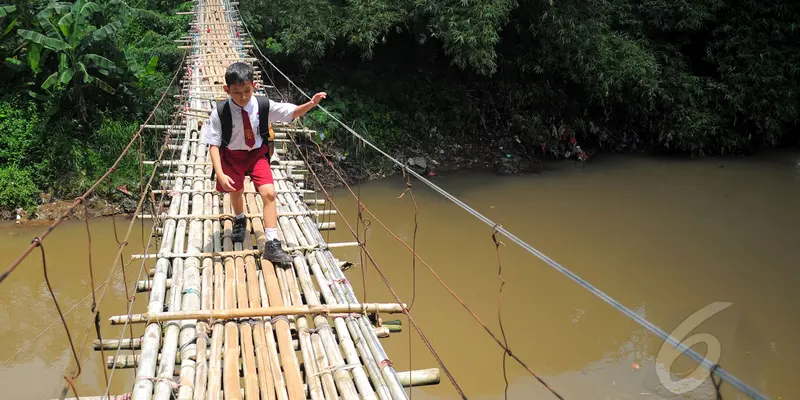 Siswa Nekat Lewati Jembatan Bambu Berisiko