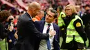 Ernesto Valverde berbincang dengan pelatih Real Madrid, Zinedine Zidane sebelum pertandingan Real Madrid melawan Athletic Bilbao pada 18 Maret 2017. Valverde menggantikan posisi Luis Enrique, yang mundur di akhir musim. (AP Photo/Alvaro Barrientos, File)