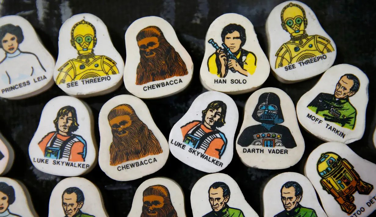 Rumah lelang Vectis di Stockton-on-Tees menggelar lelang bertema Star Wars, Inggris (23/11/2015). Penghapus karet bergambar tokoh Star Wars meramaikan acara lelang. (Reuters/ Phil Noble)