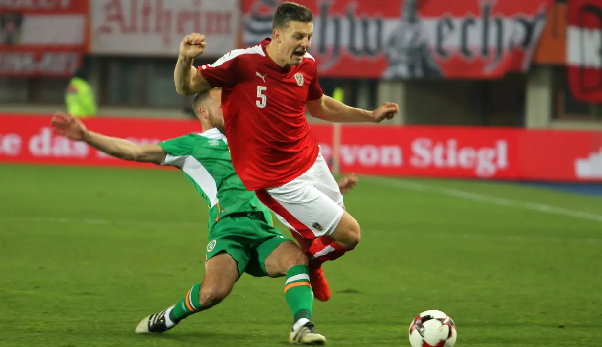 Bek Austria asal klub Tottenham Hotspur, Kevin Wimmer, tersungkur akibat tekel keras gelandang Irlandia. (Bola.com/Reza Khomaini)